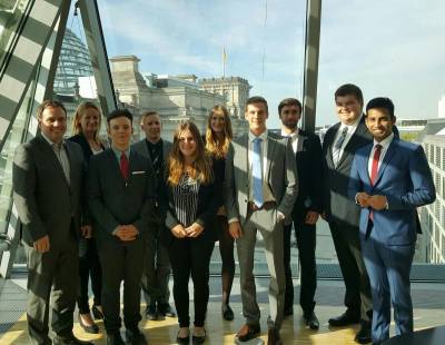 Elia Bense (3.v.l.), Sharon Rohde (5.v.l.), Caroline Hofmann (5.v.r.), Janis Uhrig (4.v.r.), Niklas Meuer (3.v.r.) und Julius Becker (2.v.r.)