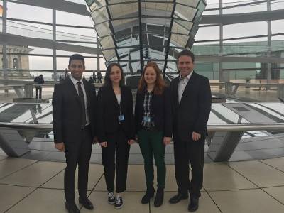 Hannah Gttsch (2.v.l.) und Katrin Berendt (2.v.r.)